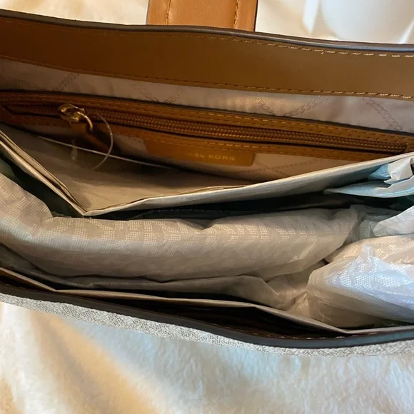 MICHAEL KORS Ilillian Medium Shoulder Bag - Picture 9 of 13